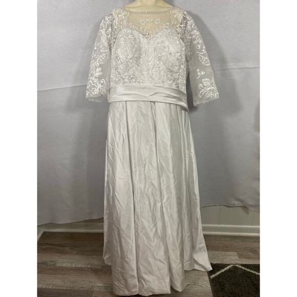 Wedding dress / white - Picture 8 of 16